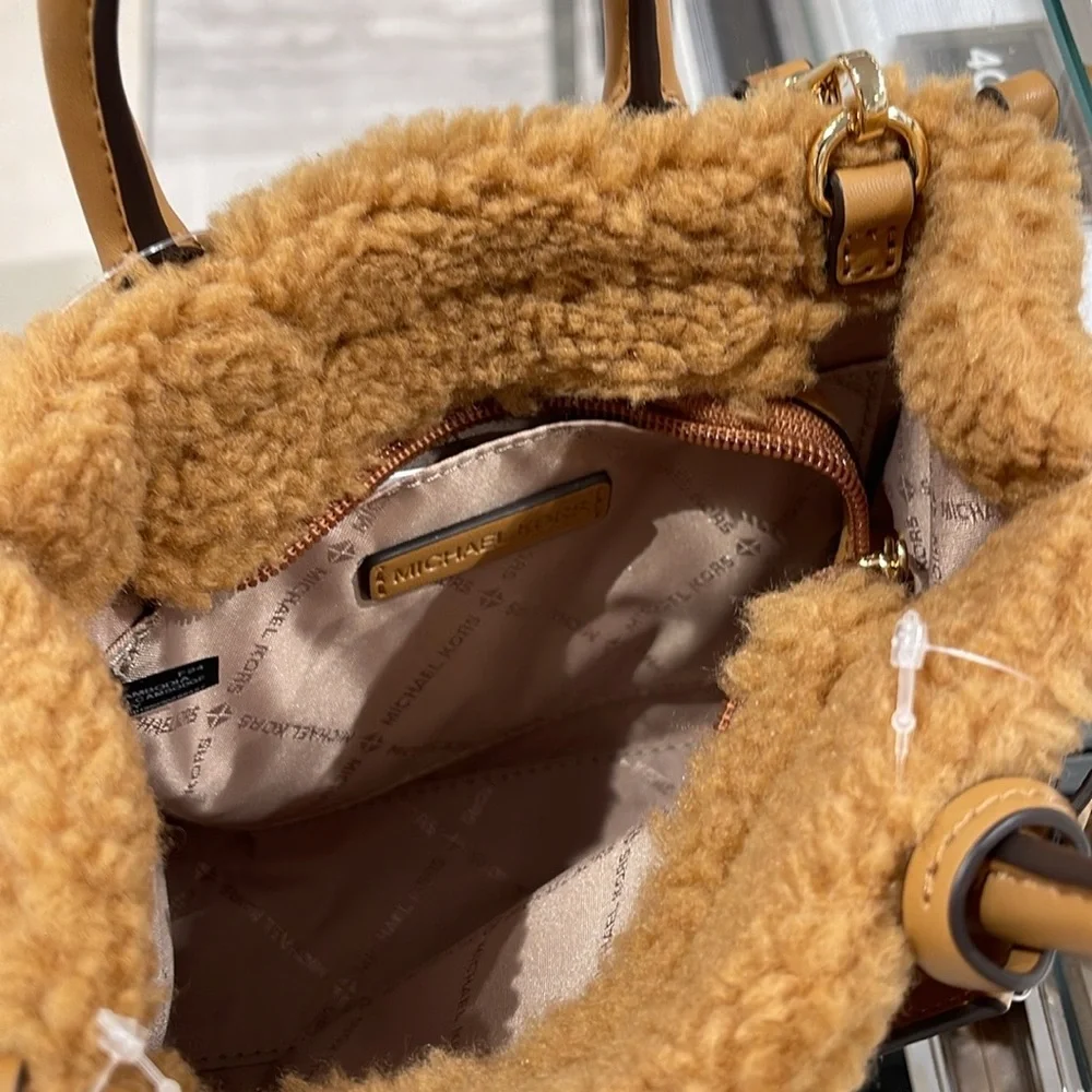 Michael Kors Mirella Extra-Small Sherpa XS SHOPPER XBODY
SHEARLING Crossbody - Picture 9 of 16